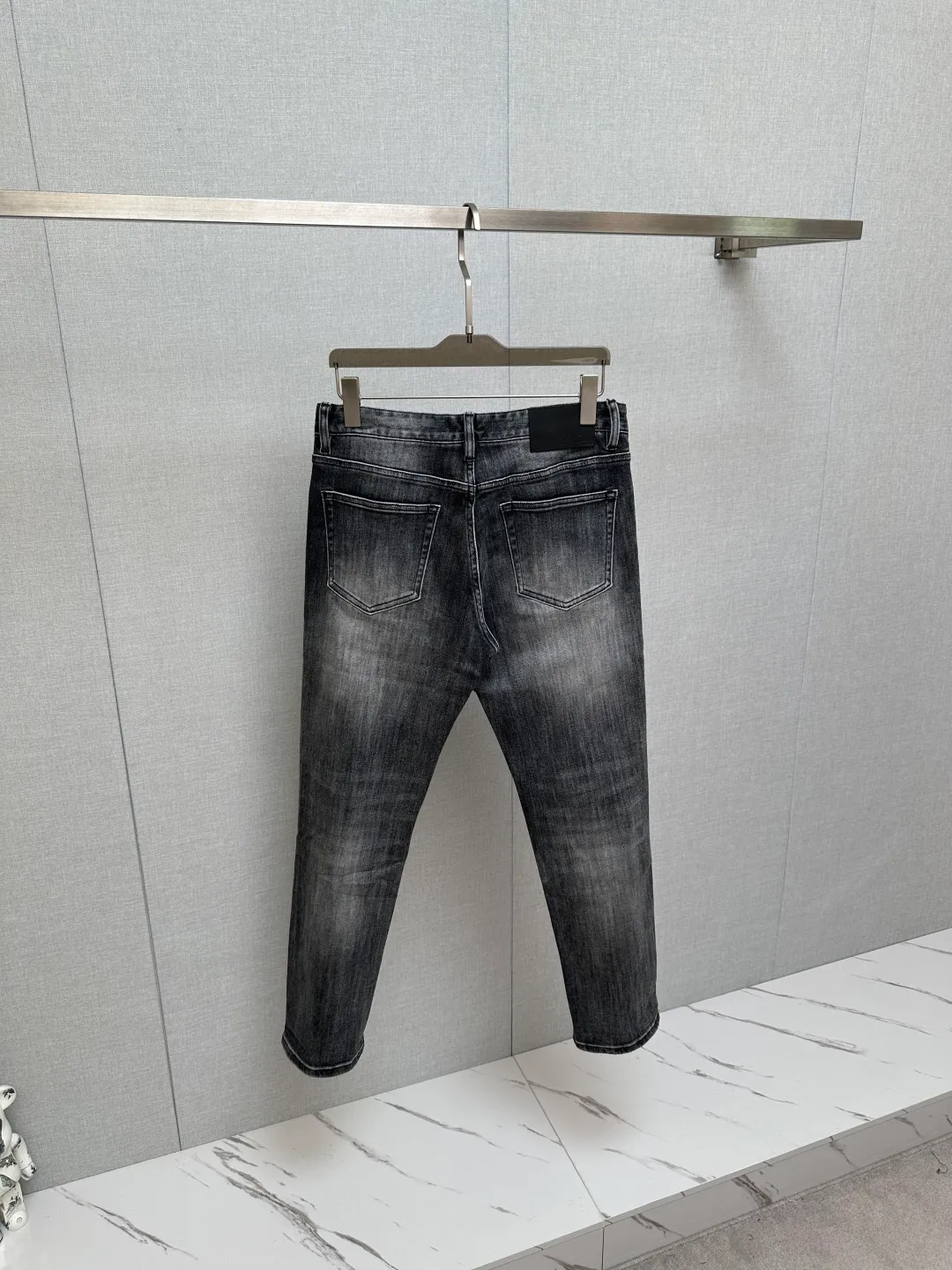 Available at the LP official website counter at the same time, the original is a very stylish pair of jeans, customized with original washed denim fabric, unique design, top-notch printing technology letter pattern logo, original hardware accessories decoration, an extremely outstanding pair of jeans, the materials and craftsmanship are extremely luxurious and exquisite, extremely high-grade, handsome and stylish upper body, recommended 👍, Sizes: 29-38